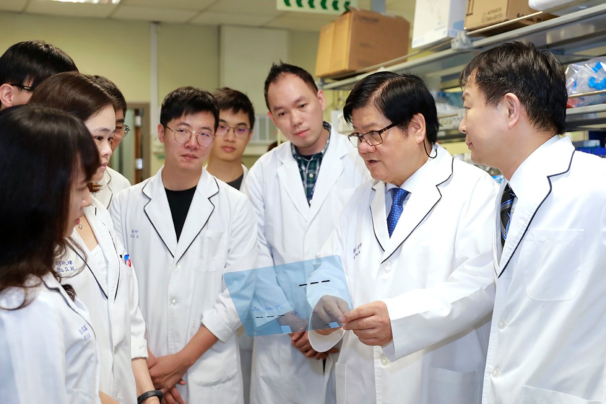 國際知名癌症基因科學家洪明奇院士（右二）經常受邀在國外學研機構分享科學研究的經