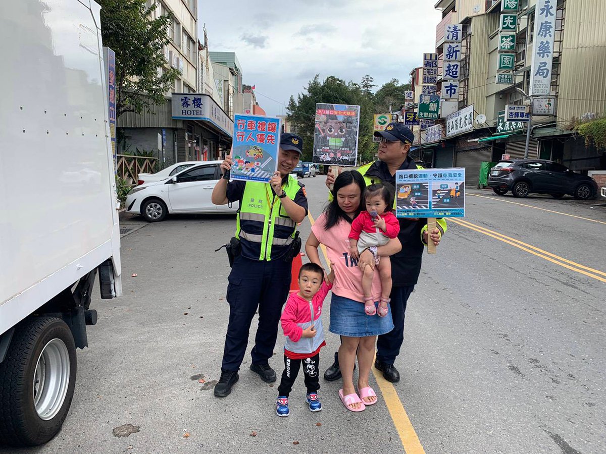 仁愛警分局於校園開學日執行護童專案重視校園安全 維護工作防杜校園安全危害 2 仁愛警開學日熱情道早安 路口護童、交整兼交安宣導