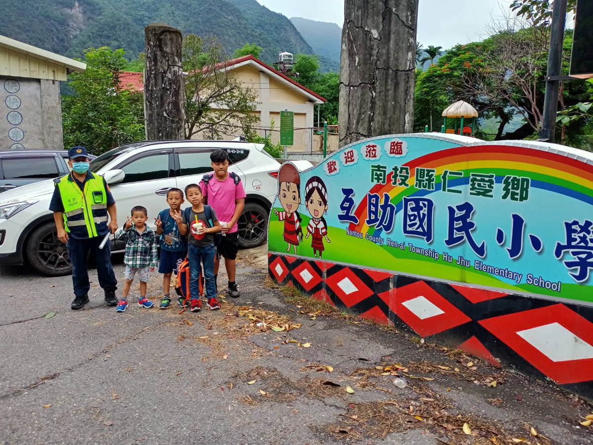 仁愛警分局於校園開學日執行護童專案重視校園安全 維護工作防杜校園安全危害 1 南投縣國中小28日開學,為維護校園安全,位於山區的南投警仁愛分局各派出所派員在校園門口協助交通疏導及保護兒童安心