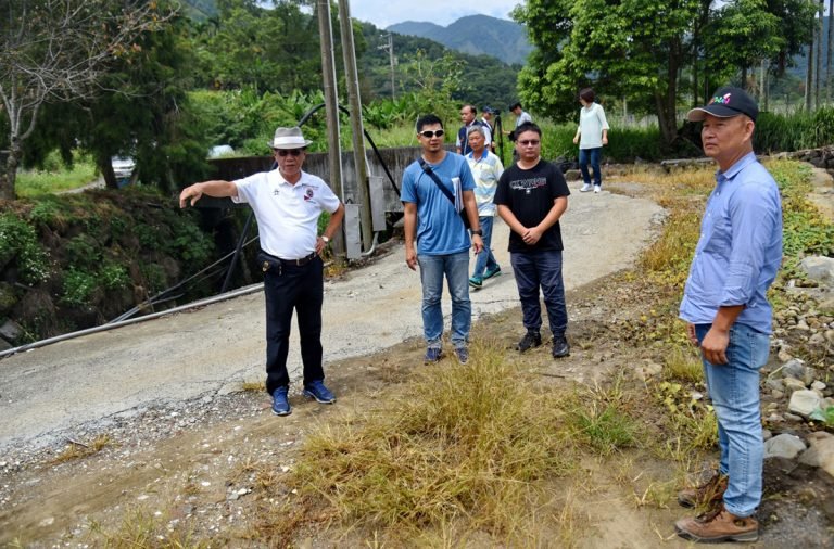 林明溱踩著掏空破損的路面籌300萬元改善水里上安及信義羅娜11處待修農水路