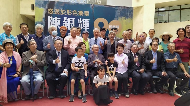 90歲的資深藝術家陳銀輝19日在台中市大墩文化中心舉辦「悠於形色樂章－陳銀輝90回顧展」