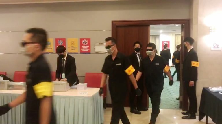 23日一早裕國冷凍股東會會場黑影幢幢，大批黑衣糾察進進出出，氣氛相當緊繃