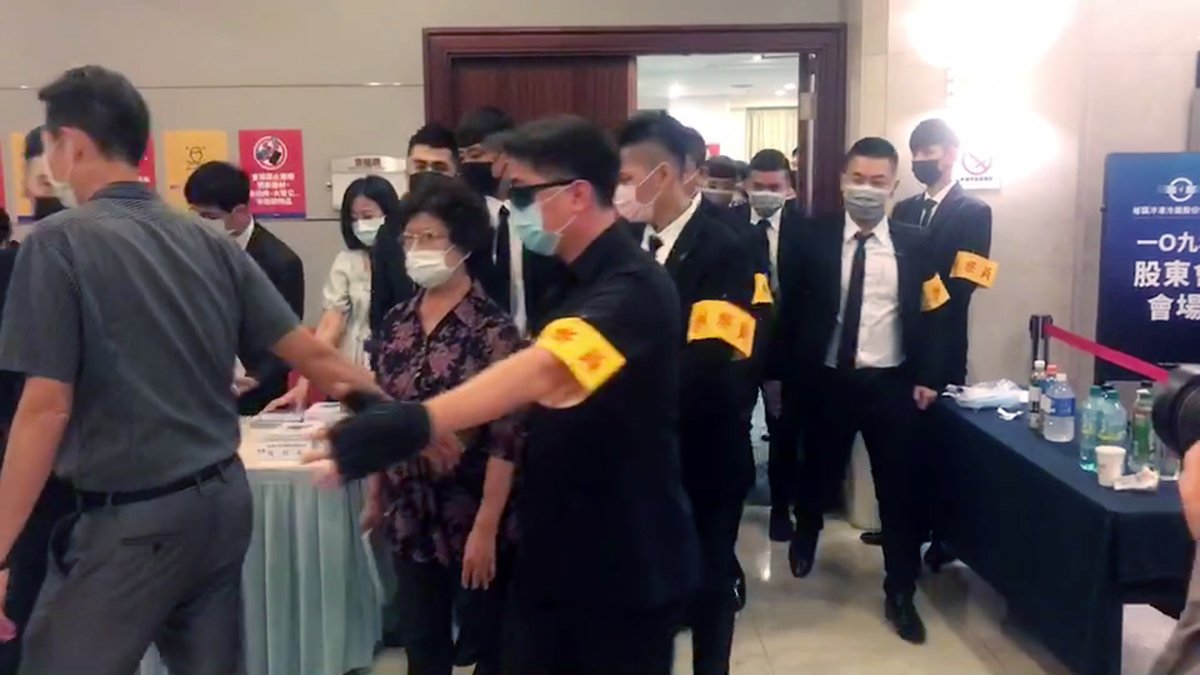 副總裁楊吳奈美更是被黑衣人團團圍住保護進出