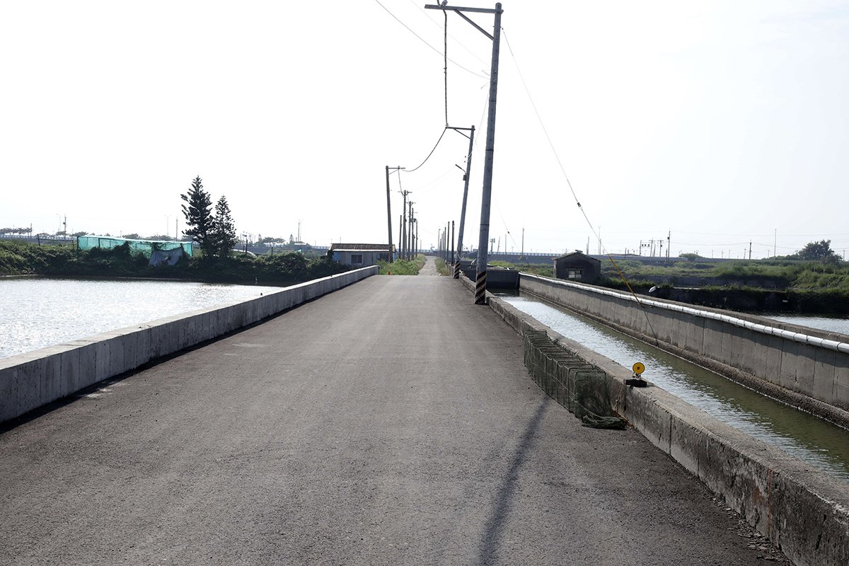 口湖鄉爭取養殖漁業生產區持續推動工程緩解地方水患威脅 2 為避免排水發生溢流情形,故須立即性改善地方排水措施避免水患重複發生。