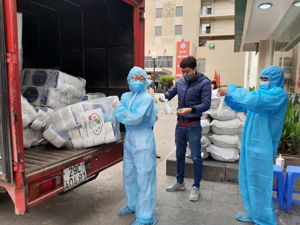 越南從防疫模範生變成重度淪陷區的時間很迅速，當河內最大醫院爆發院內感染時，河內社會局來跟家扶尋求協助，隔日家扶立即協請貨運司機運載醫療物資，期待可以減少高度傳染性疾病所帶來的影響。