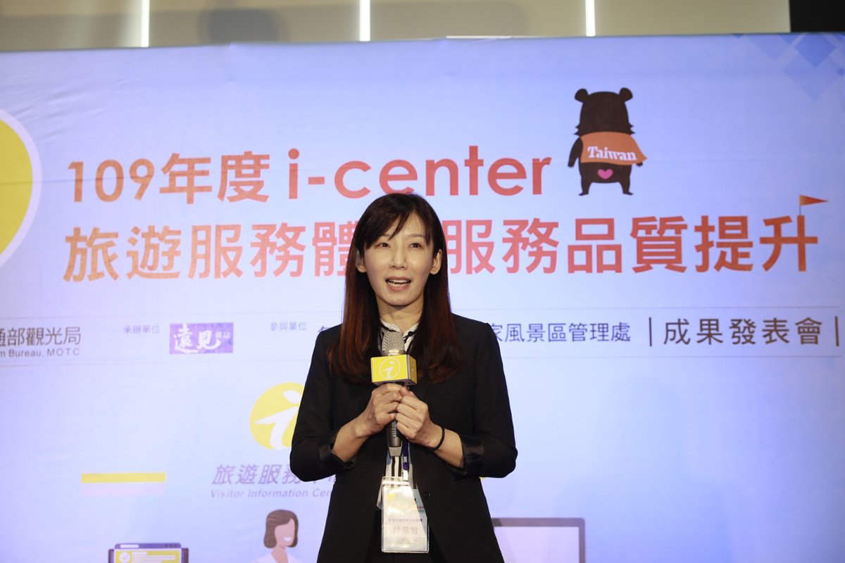 觀光局林主任秘書佩君頒贈獎座及獎金，共同見證榮耀時刻。
