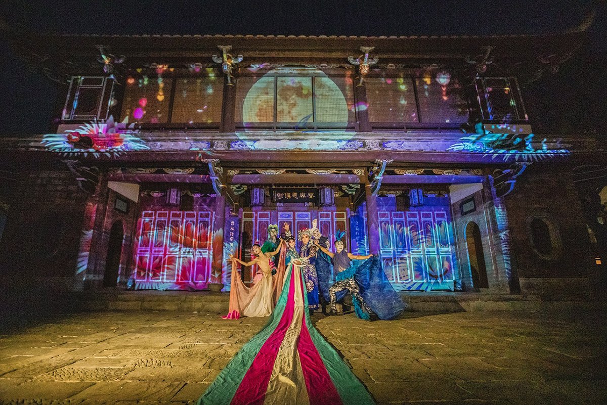 當代傳奇劇場青年團「興傳奇青年劇場」帶來與光雕結合的精彩演出。