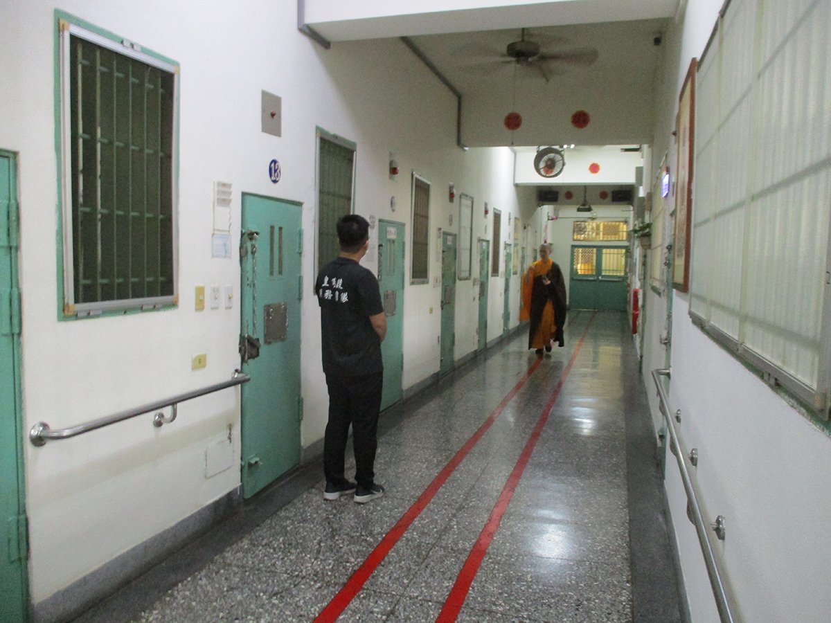 南投看守所民俗節慶中元普渡法會穩定囚情 1 法務部矯正署南投看守所為配合民俗節慶穩定囚情,辦理中元普渡法會,增加收容人心靈上的寄託。