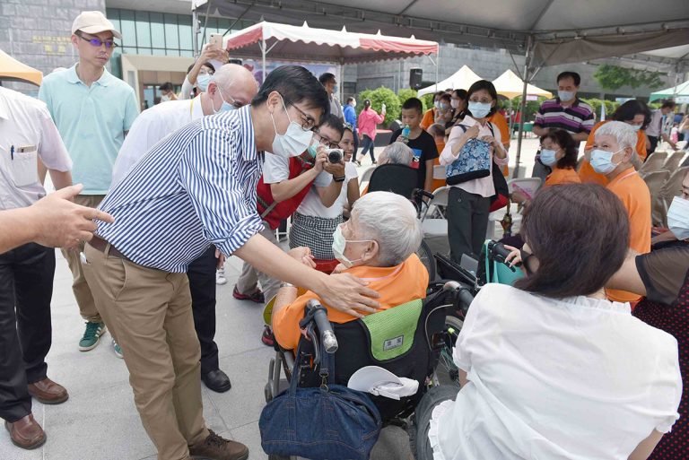 陳其邁出席國際失智症日，呼籲在地養老、推動長照