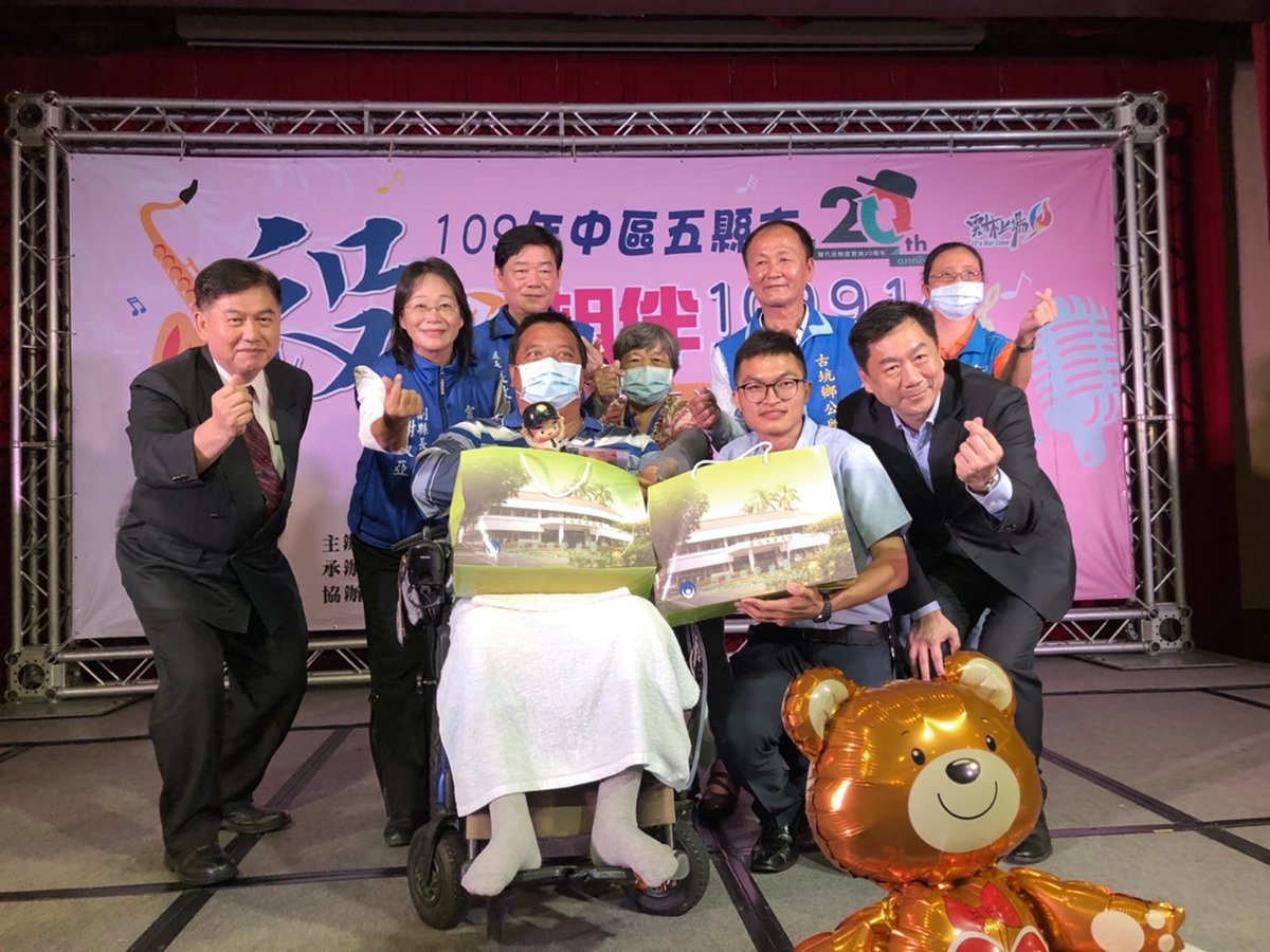 陳宗彥特地到場關懷服役期間因公受傷的退伍(役)人員，關心他們防疫期間的生活，並致贈慰問金(品)及鼓勵相互交流