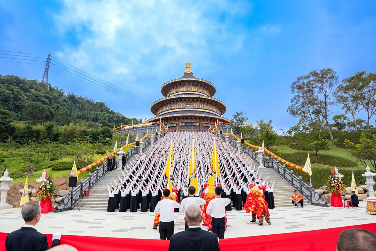 位於臺中市霧峰區金陵山宗教園區的白陽聖廟一貫道祖師紀念廟「白陽聖廟」，全棟高54公尺，三層屋簷，全棟外牆採用景泰藍純紅銅鑲嶔，以純手工打造