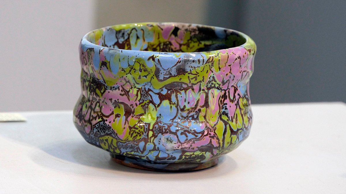 74藝術中心‧ 謝嘉亨《窯火閃光》陶藝創作展 3 謝嘉亨的陶藝特色,釉彩像魔法般點土成金,瑰麗色澤在不同角度光源下變幻