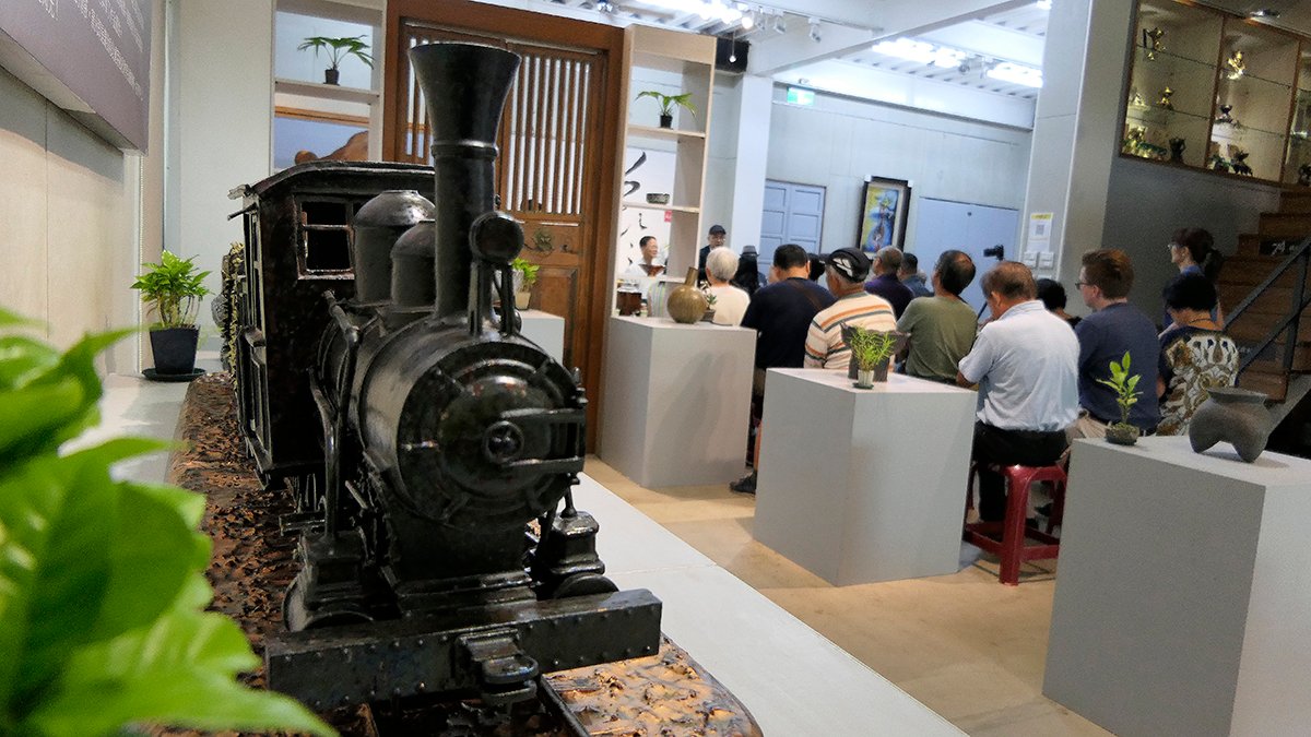 74藝術中心‧ 謝嘉亨《窯火閃光》陶藝創作展 2 謝嘉亨的陶瓷蒸汽火車作品鮮活閃亮,展現時尚感和現代感的耀眼新貌,是工藝與史料的創新結合,兼具現代美學與精密工藝。
