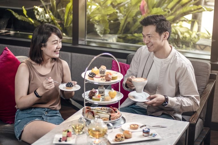 秋天季節 台南大員皇冠假日酒店推新午茶 1 天氣慢慢轉涼,秋天的氣息漸漸飄散,最適合姊妹淘或是三五好友相約來場優雅的下午茶,沾染秋天的氣息。台南大員皇冠假日酒店點心主廚劉靖晟推出秋季新下午茶