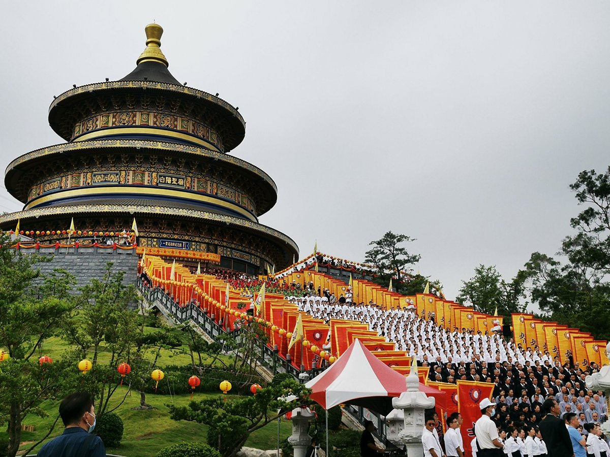 一望無際的白陽聖廟，是一貫道來臺70年發展歷史的重要指標，已然成為一貫道全世界的信仰中心，擁有全世界最高的圓頂建築，超越北京天壇，是臺灣建築的新亮點。