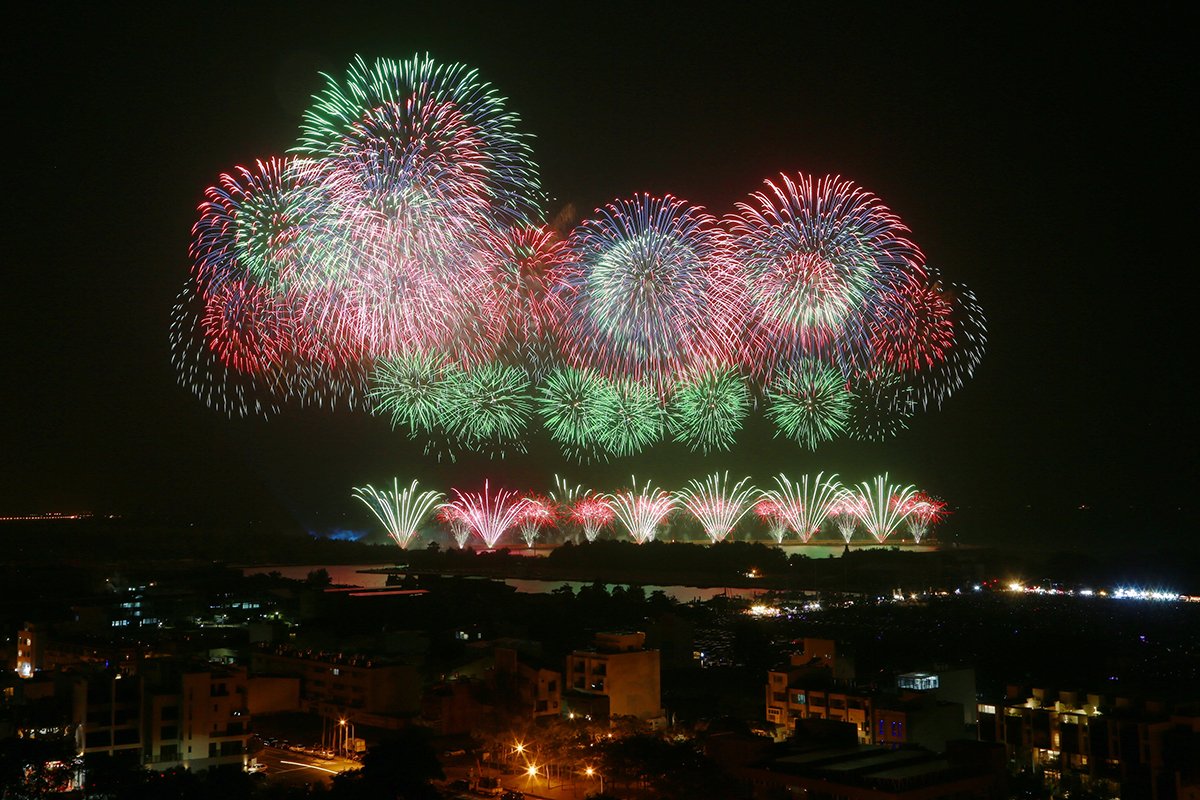 慶焰火今10日晚在台南安平漁光島施放吸引超過50萬民眾在現場觀看