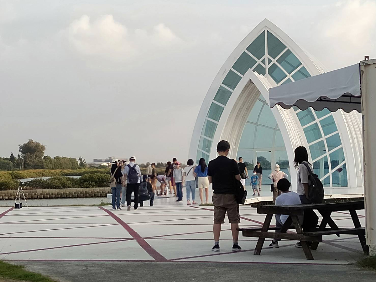 在濱海方面，北門遊客中心及七股鹽山各湧入超過1.3萬人次遊客