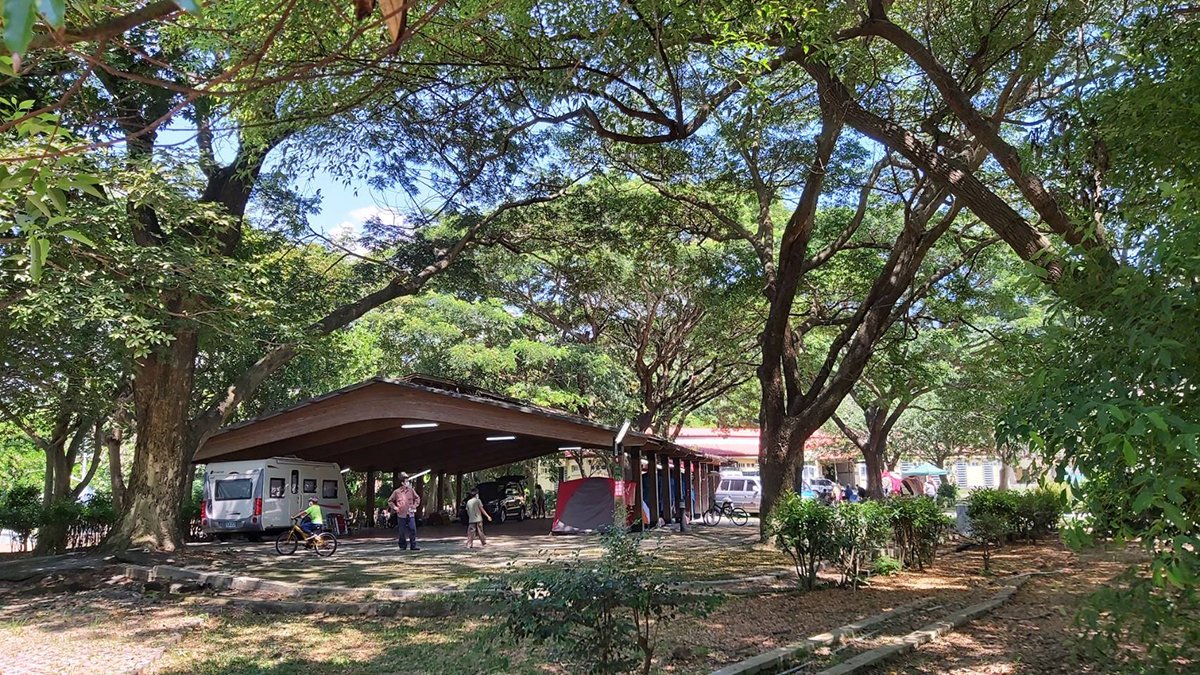 中秋連假晴朗舒適 臺南觀光景區人潮持續增加適 2 中秋連假第二天,台南虎頭埤露營區爆滿