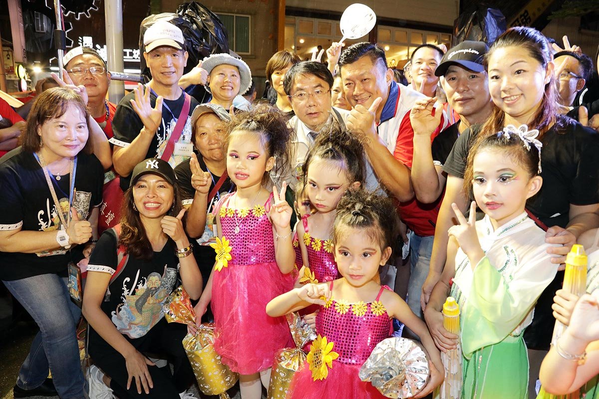 由臺南市政府與臺南市文化觀光伴手禮產業發展協會合辦的第一屆「臺南伴手禮文創美食購物節暨公益慈善活動」17日於中西區海安路熱鬧登場