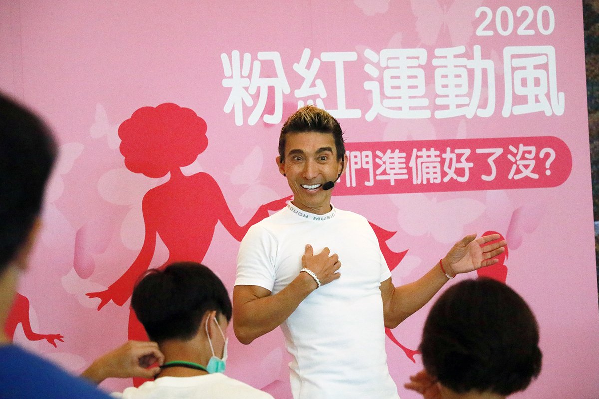潘若迪帶領運動 點亮臺中慈濟醫院乳癌防治月
