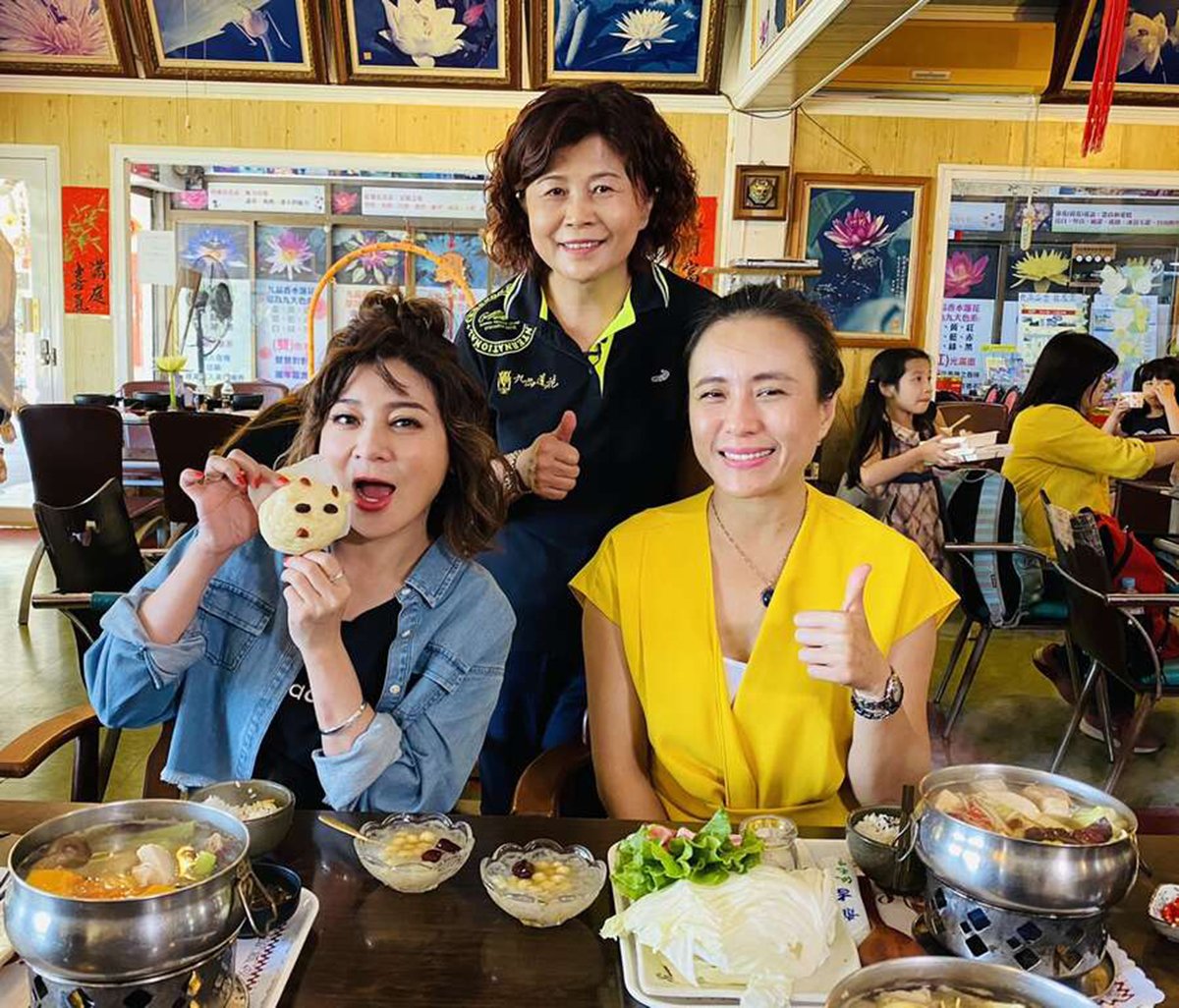 王彩樺與觀旅局長共享有機蓮花火鍋