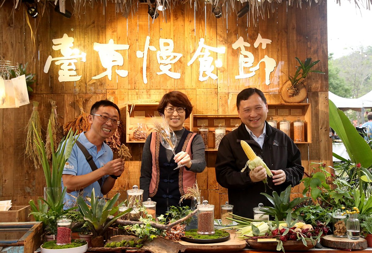 2020台東慢食節「有種」登場 饒慶鈴頒評鑑獲獎店家 2 縣長饒慶鈴表示,2020慢食節交由農業處辦理後,因應防疫新生活的概念,8月以「勇健餐桌」為主題