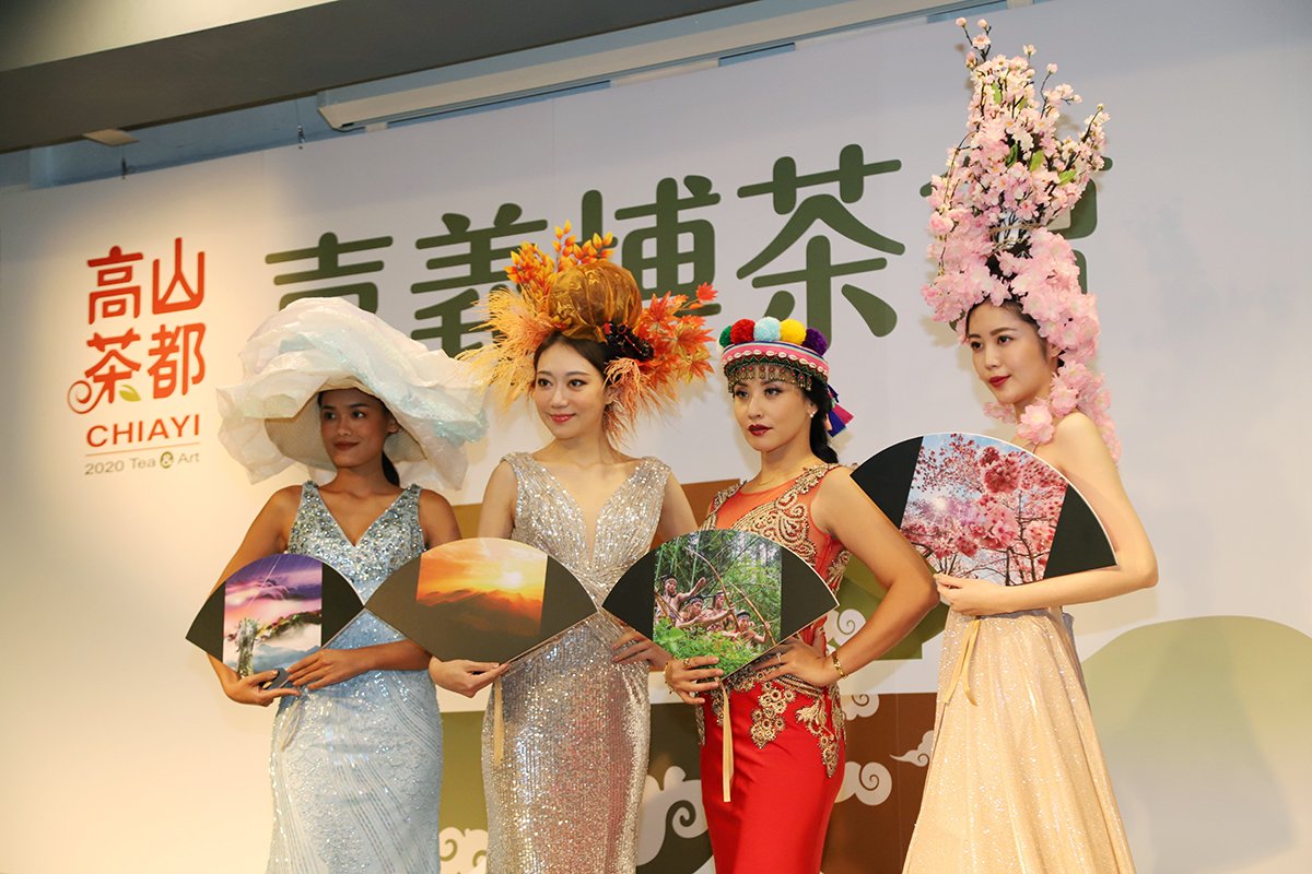 安歆澐率領3位名模登台走秀，模特兒穿上以阿里山的景緻為主題，設計出獨特