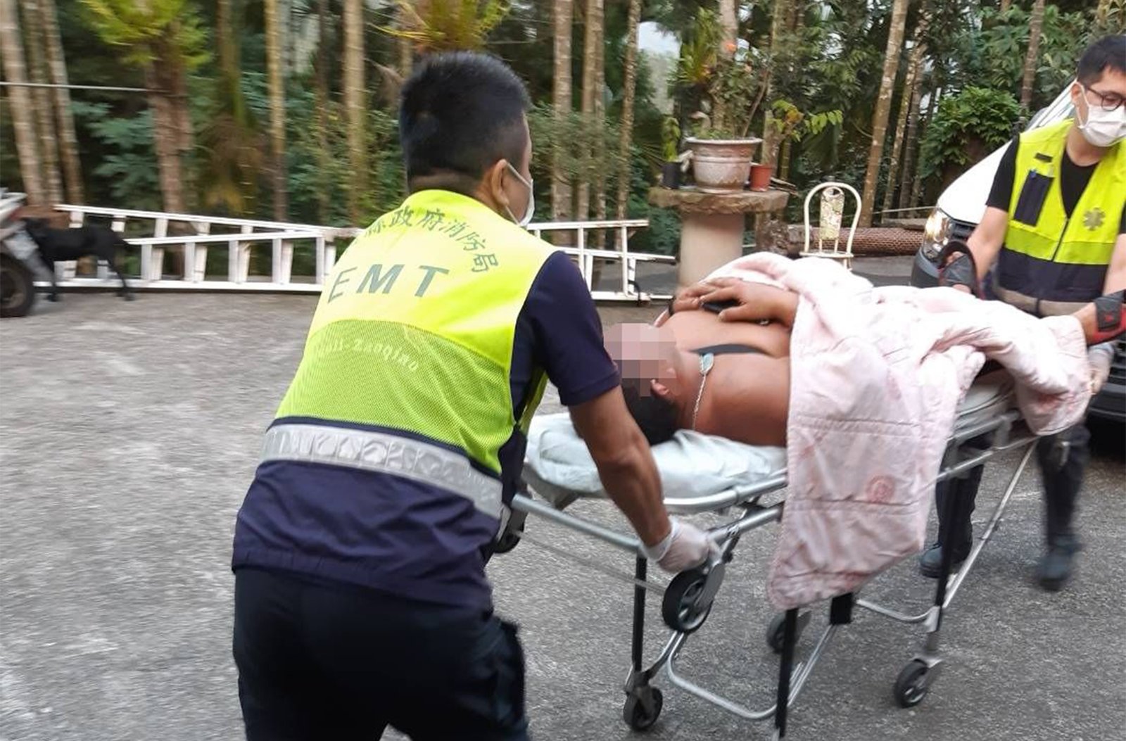水里車程暖警緊急搶救自殺男子 1 所長陳宏謀及警員楊舒婷立即通報消防隊及邱博仁村長一同前往處理,到達現場發現該巫姓民眾已倒臥在自家門前