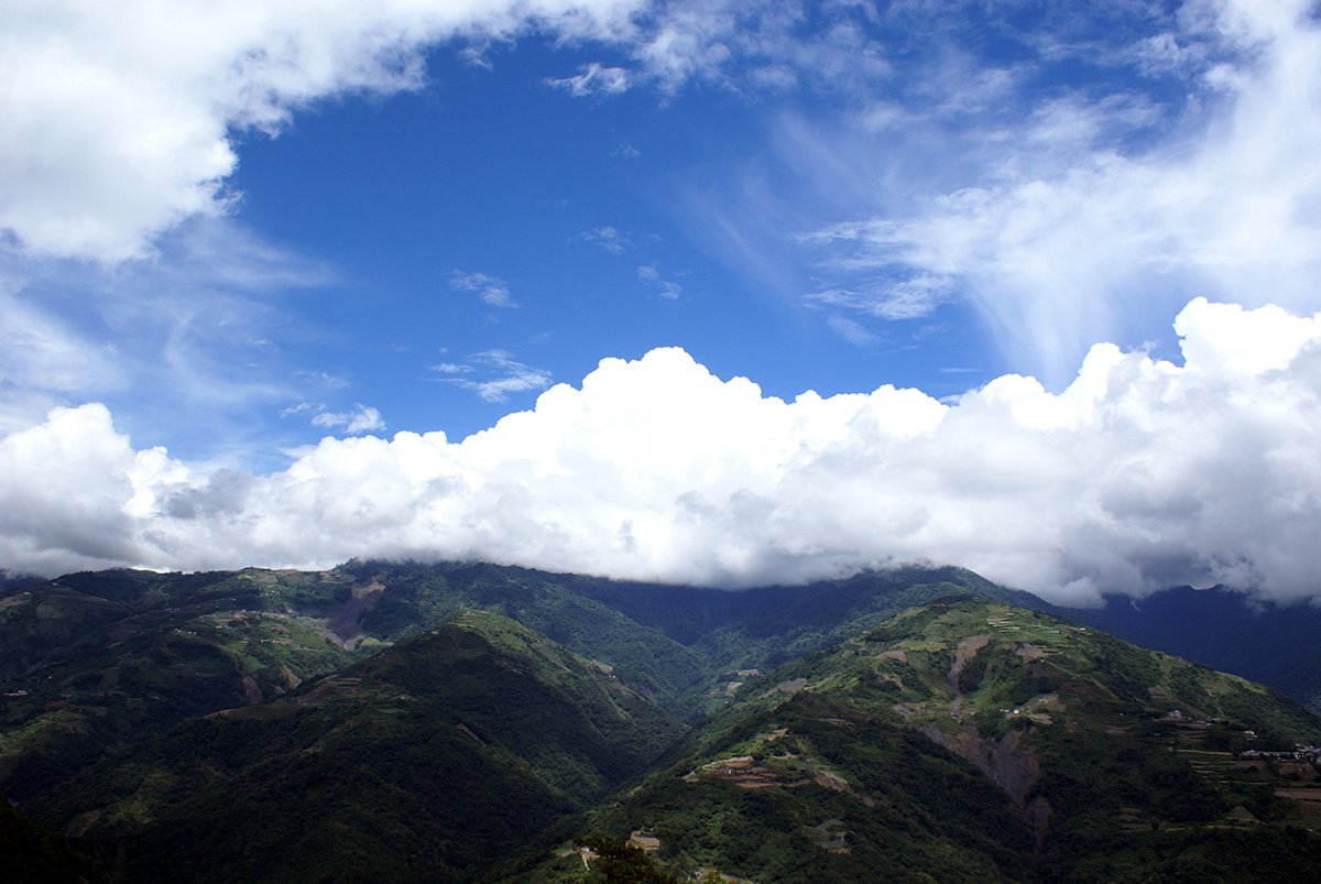 「小雪」節氣由於天氣寒冷，降水形式由雨變為雪，但此時由於「地寒未甚」故雪下的次數少，雪量還不大，所以稱為「小雪」。