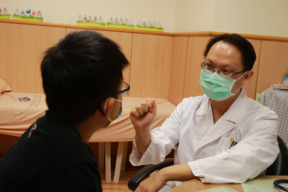 臺中慈濟醫院小兒腸胃專科李宇正醫師細心問診追查男童拉油病因