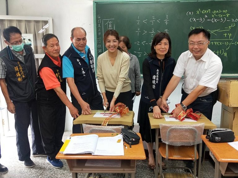 許淑華再牽線公益事業 今年贈南投縣內國中小學5119套可調式課桌椅 累計金額850萬