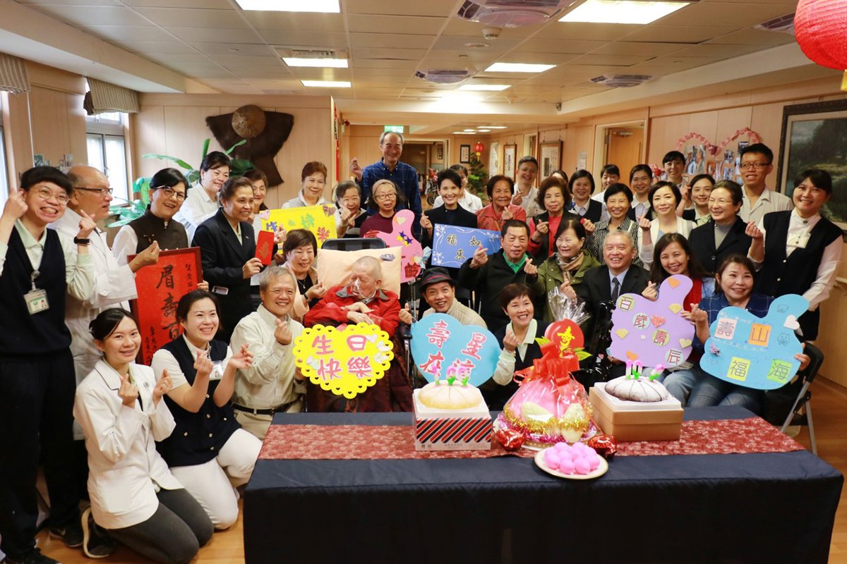 臺中慈濟護理之家十日為住民舉辦百歲生日賀壽活動，住民黃國權老先生提前慶生，家人感恩專業團隊守護健康還舉辦溫馨祝福會