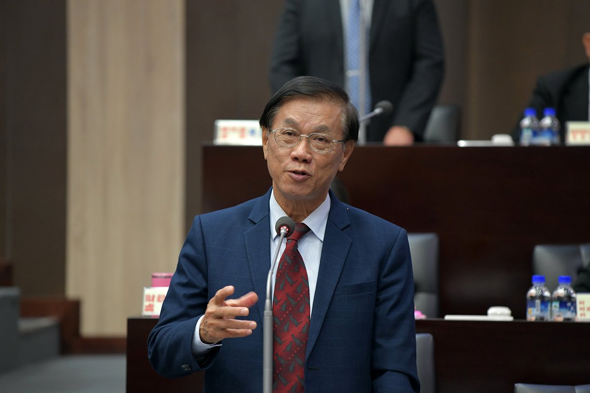 林明溱推信義兩天一夜遊 走七彩吊橋再到東埔泡湯 1 縣長林明溱17日在議會縣政總質詢中表示,信義鄉雙龍瀑布七彩吊橋開幕迄今已4個多月,為信義鄉帶來許多觀光人潮,東埔溫泉季將於12月5日登場