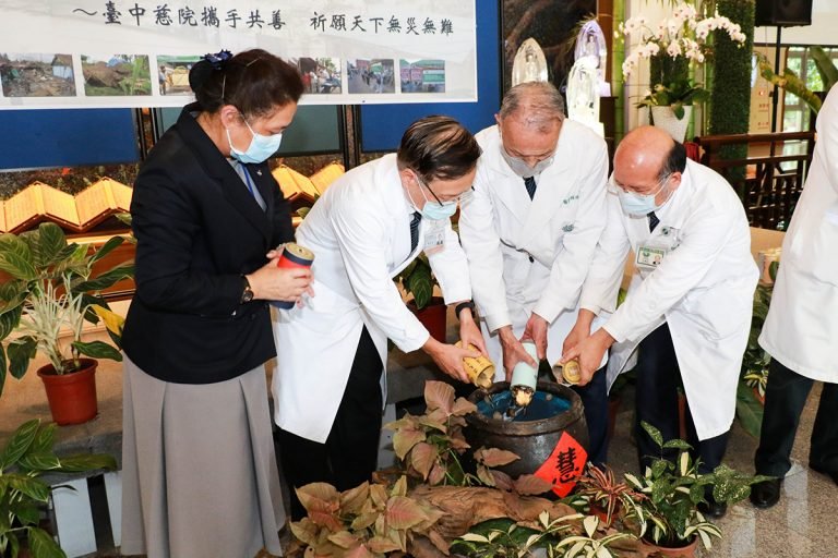 臺中慈濟醫院立即展開「募心募愛」行動虔心祈禱匯集點滴愛心 消弭天下災難 1 慈濟醫療志業執行長林俊龍(右二)率臺中慈濟醫院主管捐竹筒獻愛心。