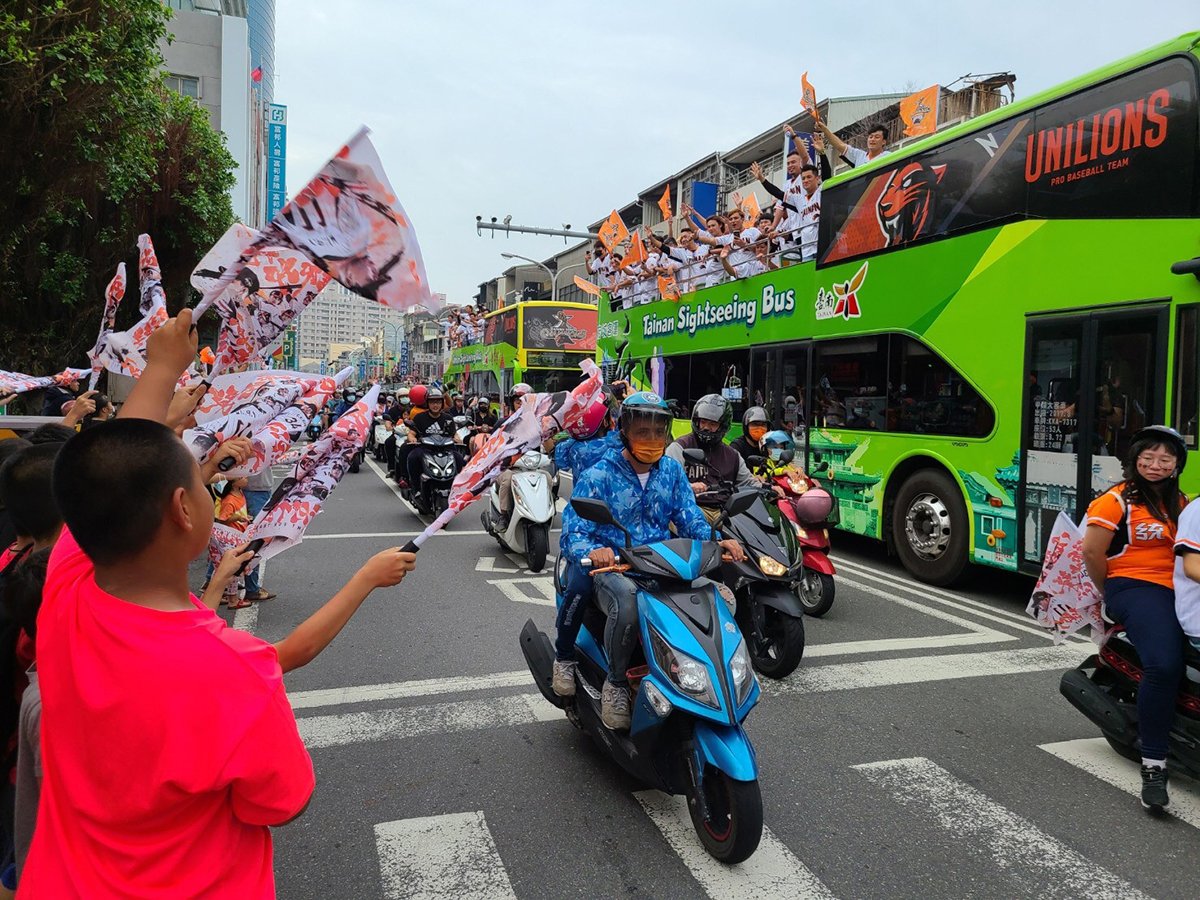 台南民眾搖隊旗歡迎遊行車隊
