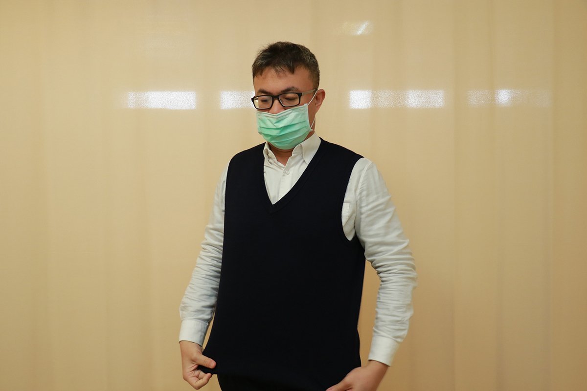寒流來襲! 臺中慈濟醫院中醫師教您護胸背活氣血 3 外出加件背心保護胸背,可保暖防範風寒侵襲。