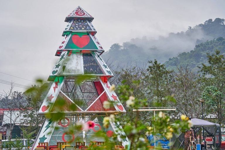 「塔山光之樹」座落在在嘉義來吉部落的中心位置，未來可望成為阿里山地區的新興打卡熱點