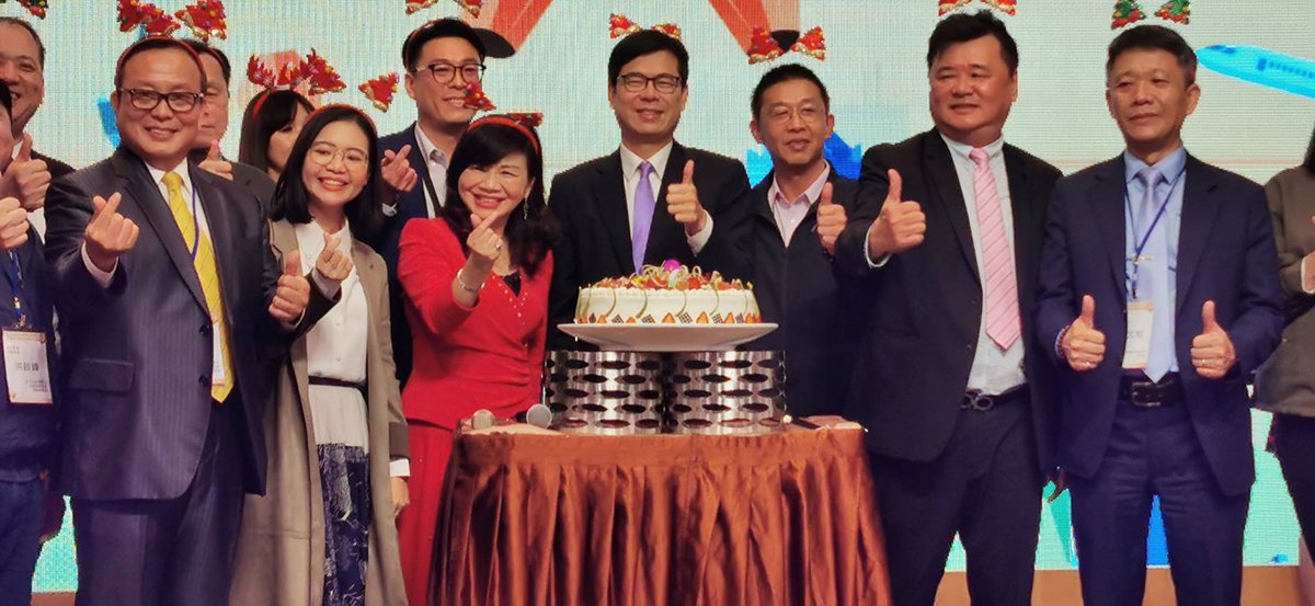 臺灣商圈產業觀光發展聯合總會第一屆第二次會員大會暨一周年誌慶~高雄考察之旅 1 高雄市長陳其邁(圖中)也蒞臨總會晚宴致詞讚美,商圈總會的努力與團結