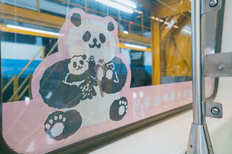 「猫起來玩台北」! 捷運觀光彩繪列車12月起跑 熊讚領軍動物寶寶們 邀民眾看圓寶、搭貓纜、遊貓空 1 木柵彩繪車廂