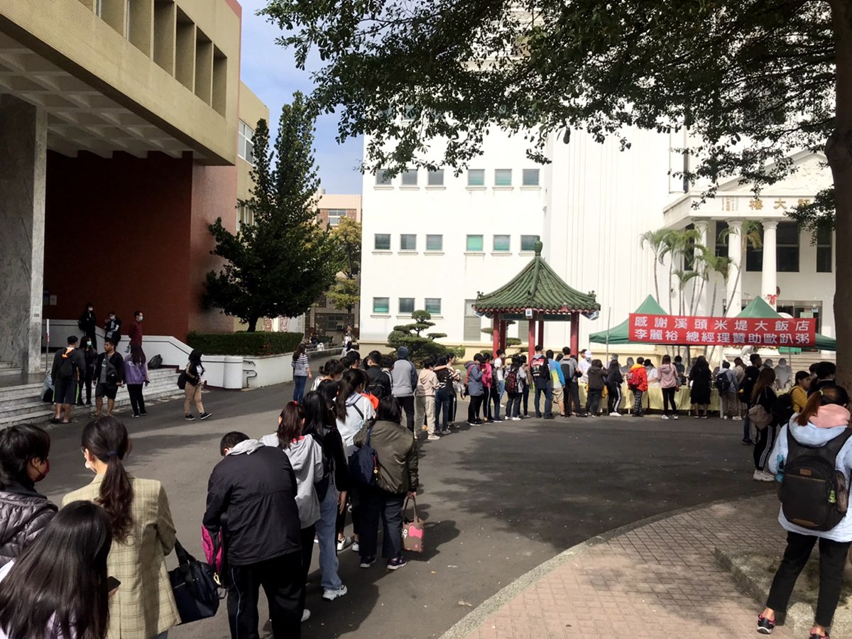溪頭米堤李麗裕 東方設計大學進行「大師有約」專題講座 2 米堤大飯店總經理李麗裕熱心贊助東方辦理歐趴週(粥),提供全校學生午餐