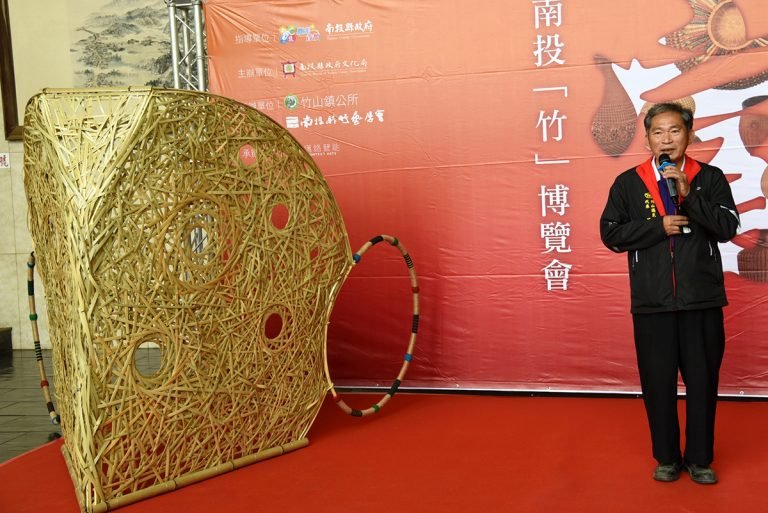今年竹博覽會中也特別邀請到竹藝家賴進益老師特製全國唯一的「竹口罩」大型裝置藝術，以臺灣的中心點向世界發聲來宣傳防疫的重要性，相當特別。