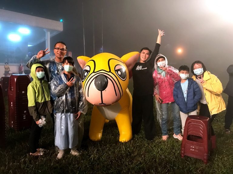 紙風車12/9日赴南投縣鹿谷鄉廣興國小，以全新道具布景重啟巡演腳步，首度於火災後搬演《紙風車幻想曲》