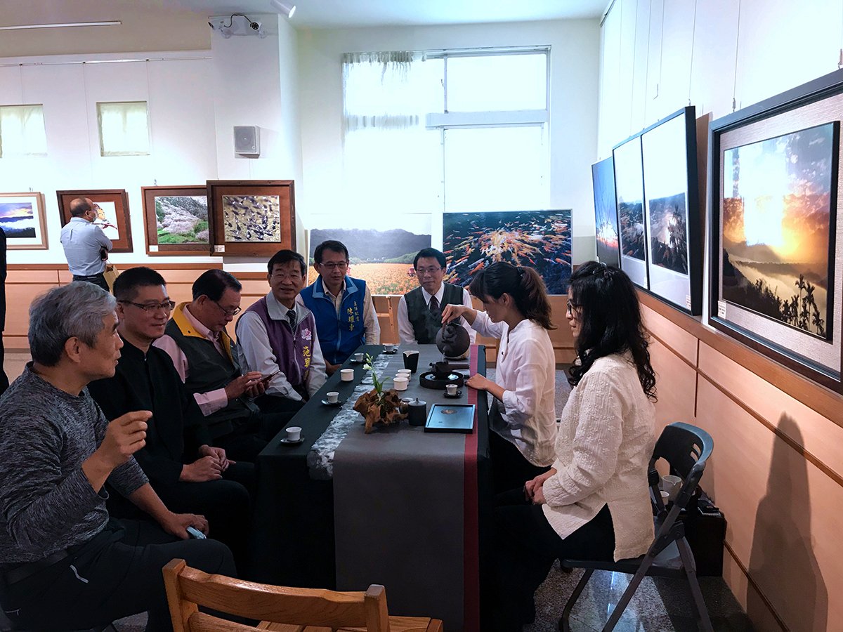 品茶鹿谷、攝影留香 「鹿谷茶鄉之美」- 林錫宏攝影展溪湖高中展出 3 林錫宏於12月16日在彰化縣溪湖鄉「溪湖高中」教學資源中心舉辦一場『鹿谷茶鄉之美』個人攝影展,16日上午舉辦開幕茶會。