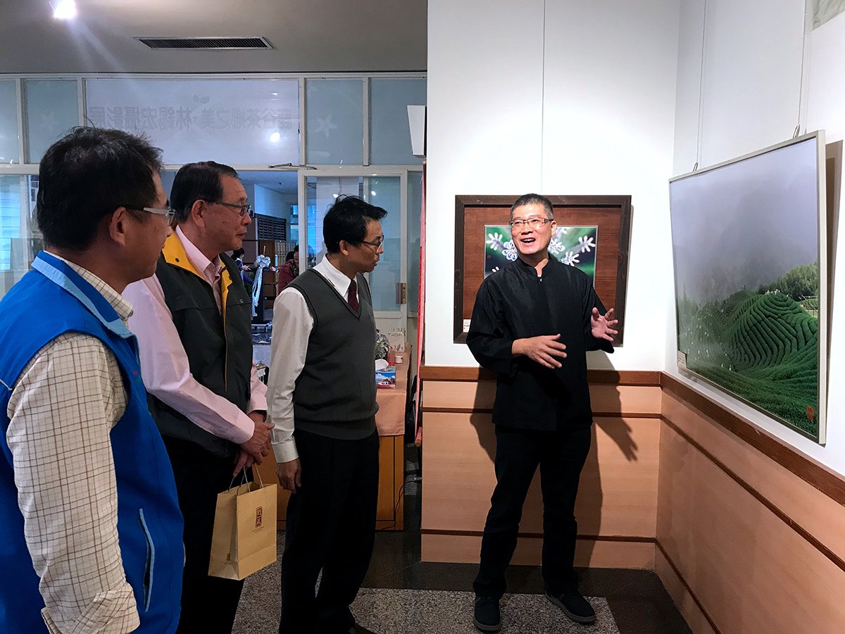 品茶鹿谷、攝影留香 「鹿谷茶鄉之美」- 林錫宏攝影展溪湖高中展出 2 此次攝影展主要展出茶鄉在地風景,顯現茶鄉人文的風景及特色,其中有很多的美景都是在凍頂山所拍攝的