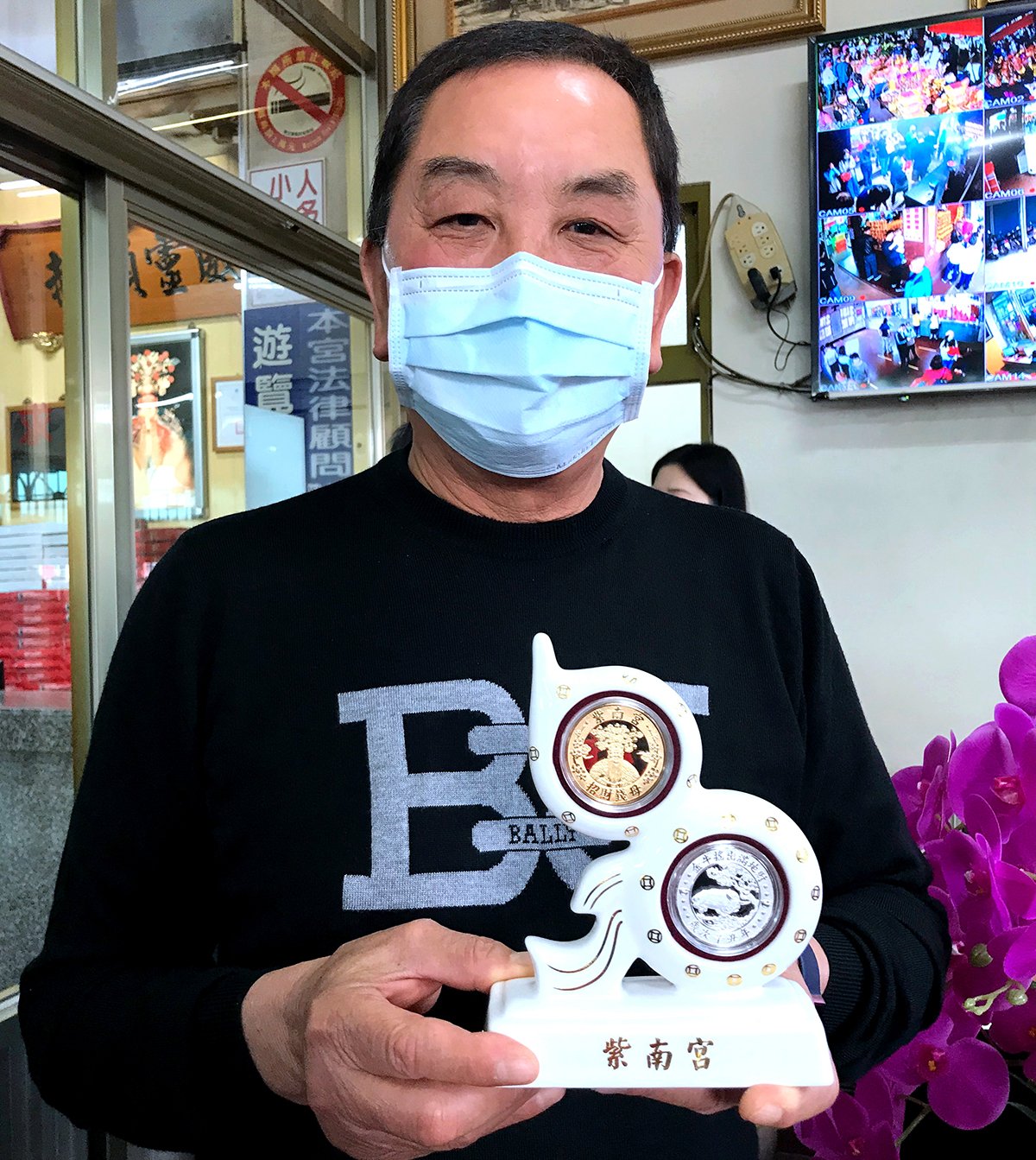 主委莊秋安指出，今年紫南宮錢母一樣分為金幣、銀幣以單枚錦袋分裝，還有以盒裝金、銀精裝套幣組
