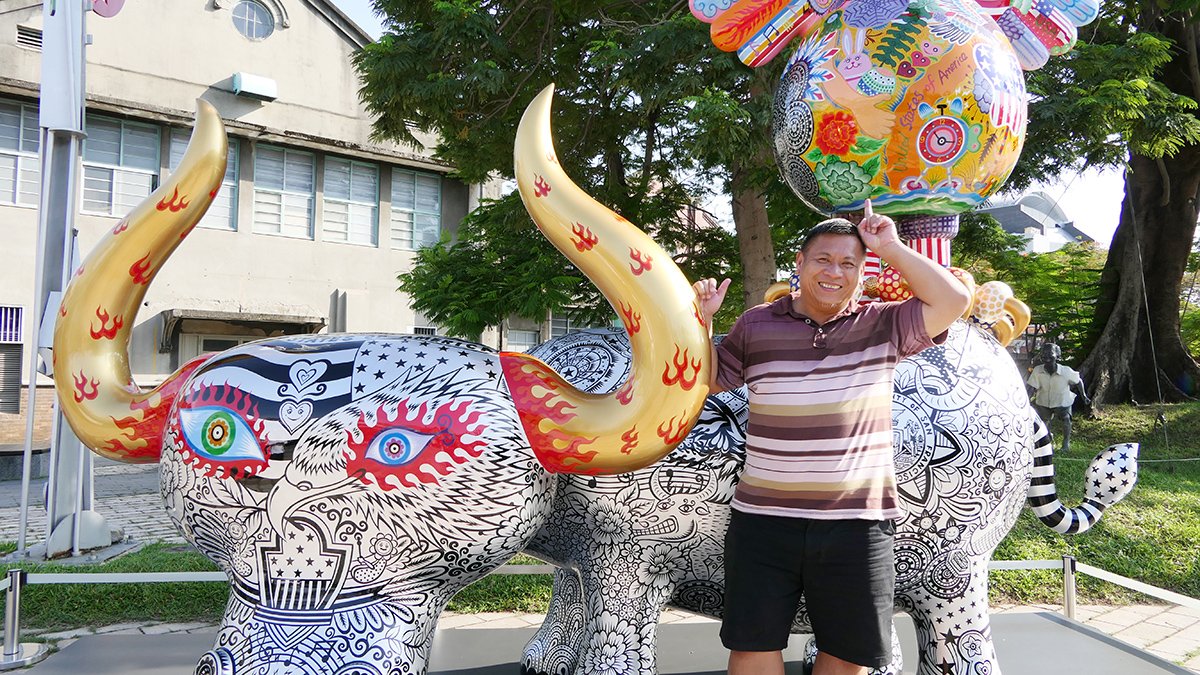 台灣當代藝術家 洪易先生，作品色彩繽紛風格獨特，將台灣傳統文化符號、用語及配色運用在他的創作上