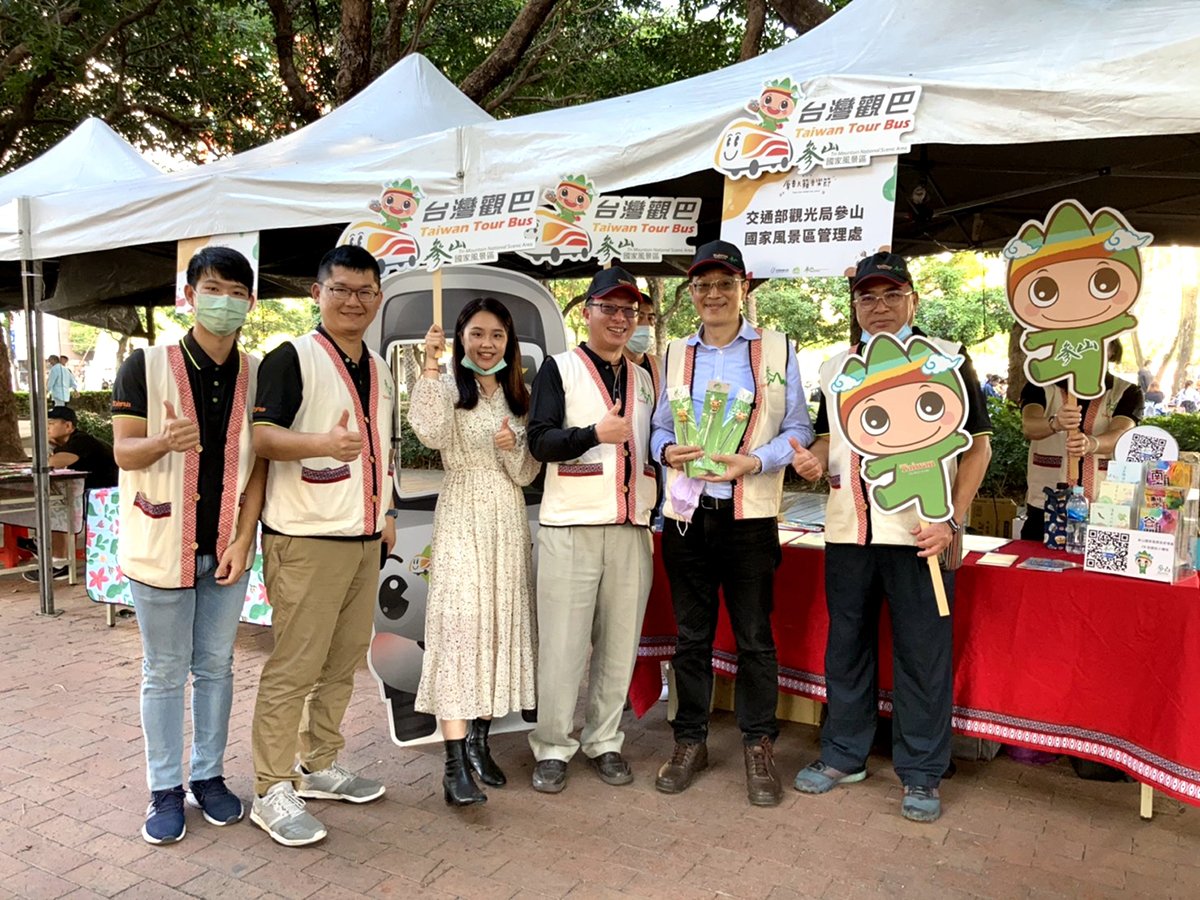 交通部觀光局副局長林信任參觀台灣觀巴攤位