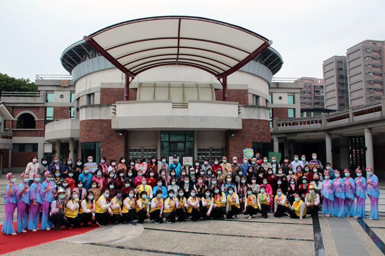 臺中市港區藝術中心於今(12月27)日舉辦109年度志工服務隊表揚暨110年度授證典禮，共表揚302人次及授證173位志工。