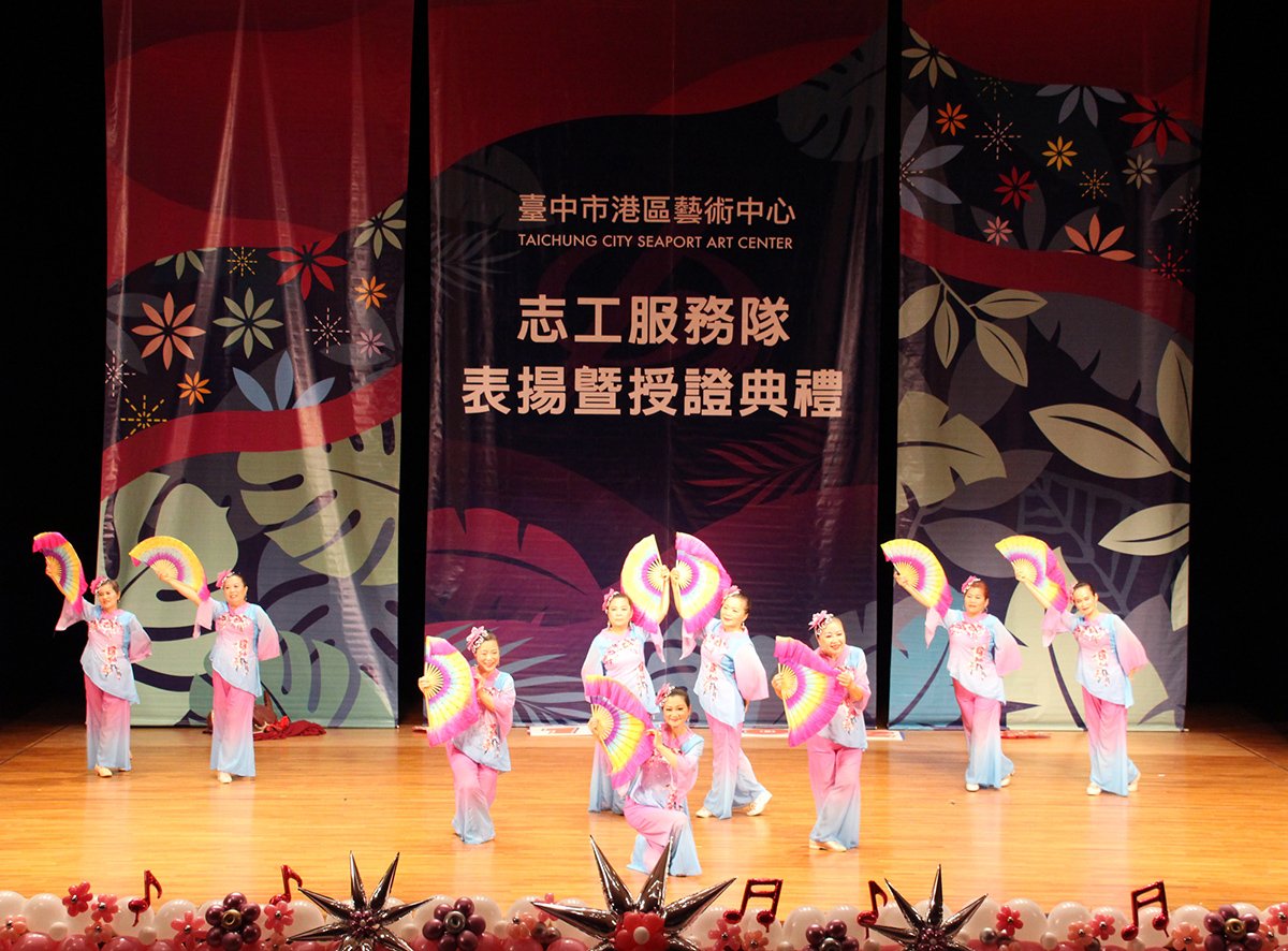 公02 港藝志工隊多才多藝，為了本次授證典禮還特別自編歌舞表演「願作鴛鴦不羨仙」