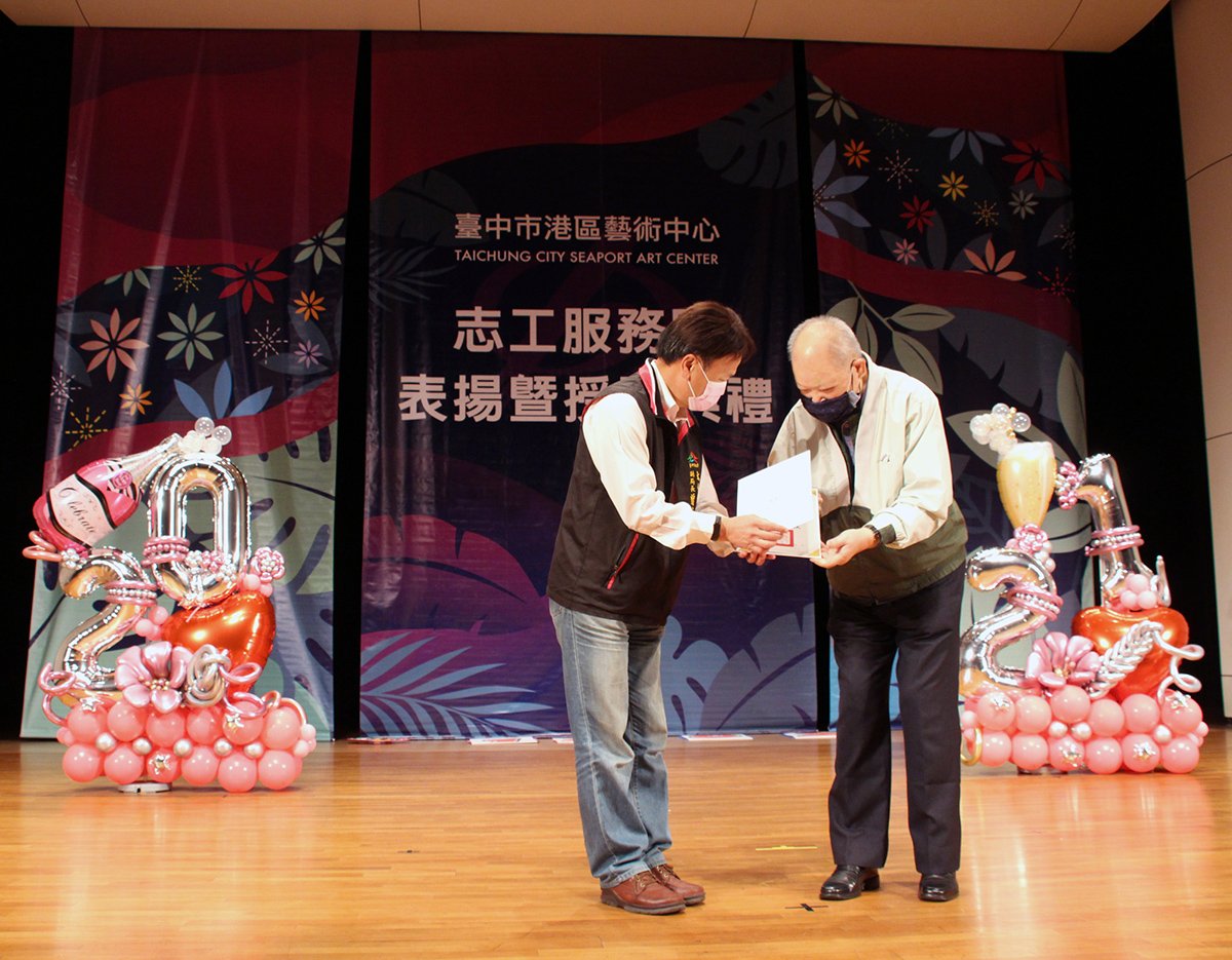 臺中市政府文化局副局長曾能汀頒發「臺中市志願服務獎勵一等獎」給得獎志工紀忠男，感謝他在本市服務時數7,000小時以上